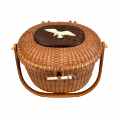 https://www.paulmaddenantiques.com/cdn/shop/files/vintage-nantucket-basket-purse-by-stanley-roop-1967-53_580x.png?v=1692963253