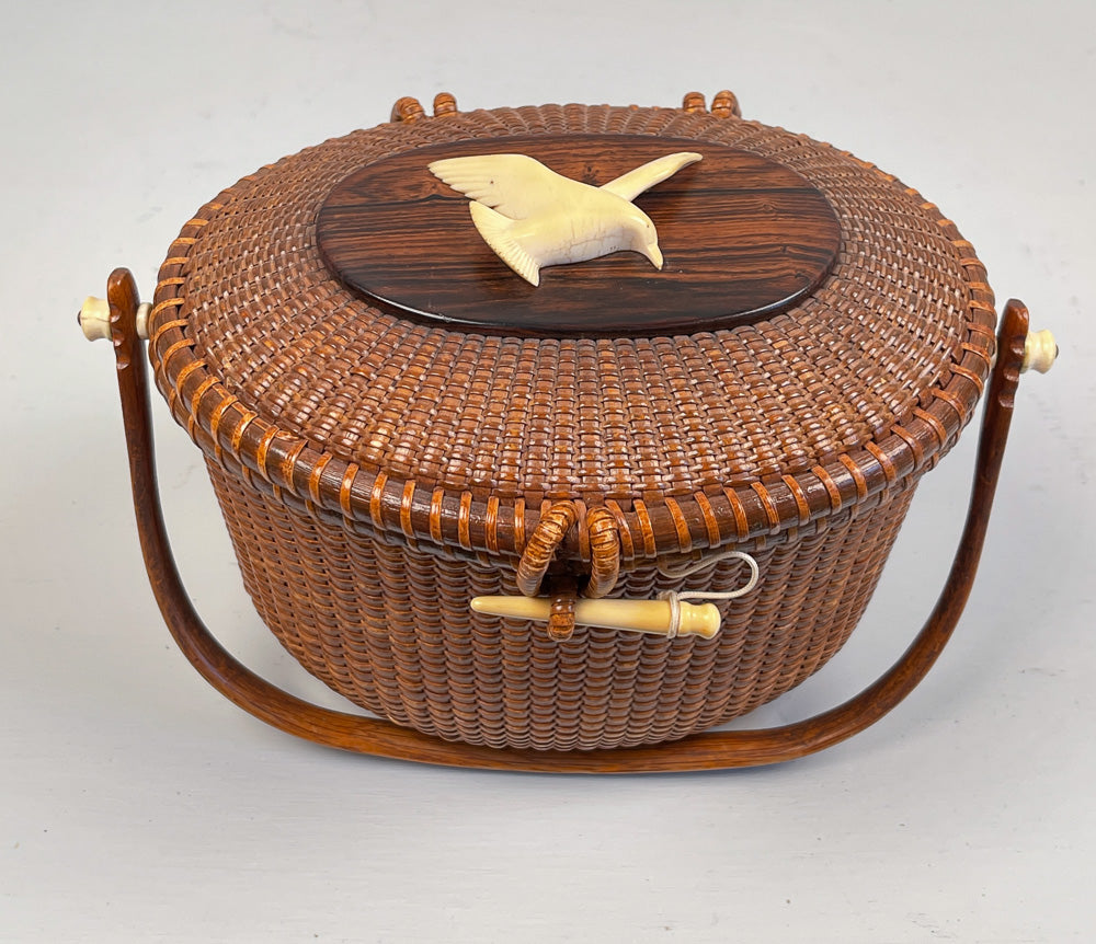 Lot - VINTAGE BARLOW NANTUCKET BASKET PURSE, 20TH CENTURY 6 1/2 x 11 in.  (16.51 x 27.94 cm.)